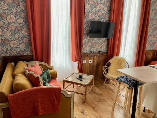 Une Maison De Famille Oloron-Sainte-Marie Luaran gambar